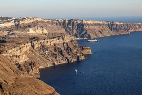 Yunanistan 'ın Santorini adasındaki Imerovigli köyünden Santorini kaldera kayalıklarının panoramik manzarası 