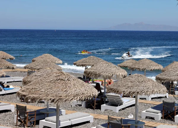 Kamari Santorini Greece June 2021 Sun Loungers Black Volcanic Beach — Stockfoto