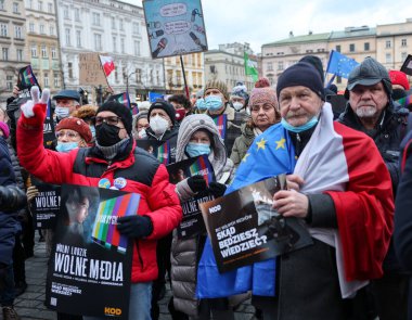 Krakow, Polonya - 19 Aralık 2021: Özgür medya, özgür insanlar, özgür Polonya. Krakow 'da Lex TVN' ye karşı protesto  