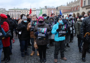 Krakow, Polonya - 19 Aralık 2021: Özgür medya, özgür insanlar, özgür Polonya. Krakow 'da Lex TVN' ye karşı protesto  