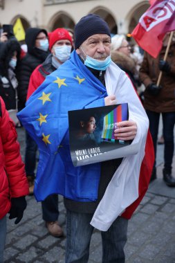 Krakow, Polonya - 19 Aralık 2021: Özgür medya, özgür insanlar, özgür Polonya. Krakow 'da Lex TVN' ye karşı protesto  
