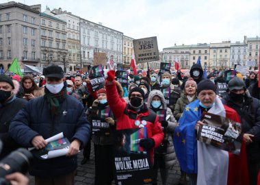 Krakow, Polonya - 19 Aralık 2021: Özgür medya, özgür insanlar, özgür Polonya. Krakow 'da Lex TVN' ye karşı protesto  