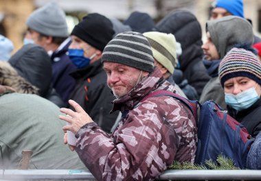 Krakow, Polonya - 19 Aralık 2021: Krakow 'daki ana meydandaki fakir ve evsizler için Noel arifesi. Covid salgınına rağmen Kosciuszko grubu Krakow 'daki açık havada en büyük arifeyi hazırlıyor.