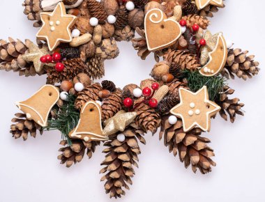 Çam kozalakları, fındık ve el yapımı Noel kurabiyeleriyle Noel süsleri.