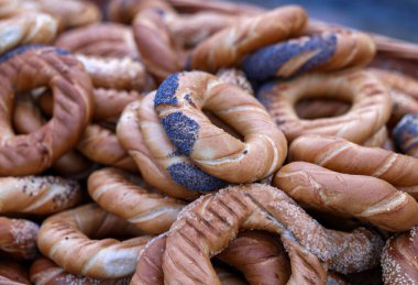 Tuz, haşhaş ve susam ile geleneksel Krakow prezels