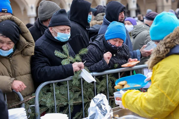 폴란드 2021 크라코프 광장의 무주택자를 크리스마스 Covid 세계적 유행병에 불구하고 — 스톡 사진