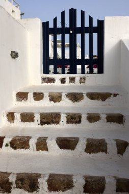Kapalı mavi kale ve dar taş basamaklar, Santorini adasında geleneksel bir mimari parçası. Yunanistan 