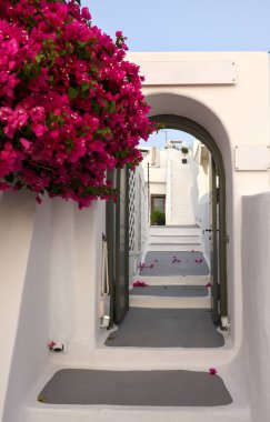 Dar taş basamaklar, Santorini adasında geleneksel bir mimari parçası. Yunanistan 