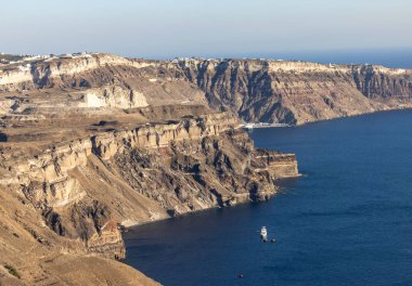 Yunanistan 'ın Santorini adasındaki Imerovigli köyünden Santorini kaldera kayalıklarının panoramik manzarası 