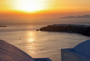Imerovigli 'den görüldüğü gibi Santorini' nin üzerinde gün batımı. Cyclades, Yunanistan