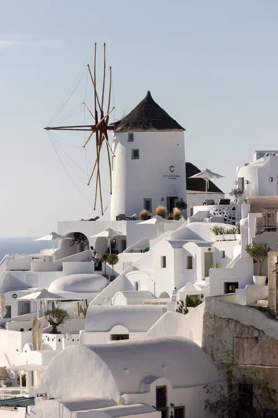 Санторини Греция Июня 2021 Года Белые Дома Ветряные Мельницы Острове — стоковое фото