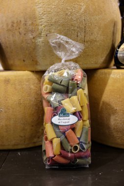 Cracow, Polonya - 5 Kasım 2021: Enoexpo ve Gastrofood 'da tüm Parmigiano Reggiano peyniri ve İtalyan makarnası - Yiyecek ve içecek için Ticaret Fuarı