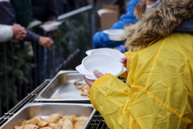 Yoksul ve evsizler için sıcak yemek