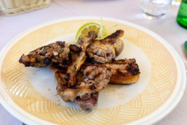 Seramik tabakta kuzu rostosu. 