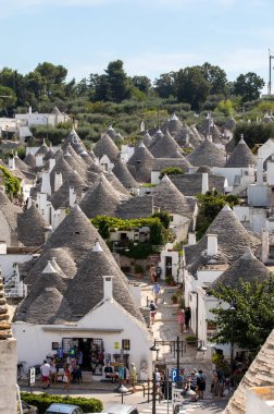 Alberobello, İtalya - 16 Eylül 2019: Trulli köyünde geleneksel beyaz evler. Alberobello, İtalya. Yapım tarzı İtalya 'nın Apulia bölgesindeki Murge bölgesine özgüdür (İtalyan Puglia bölgesinde). Kireç taşı ve temel taştan yapılmış..