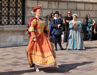 Krakow, Polonya - 27 Temmuz 2021: Performans - 22. Cracovia Danza Dans Festivali kapsamında Wawel Royal Castle 'da Cracovia Danza Ballet tarafından çanlar çalınırken 