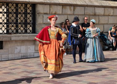 Krakow, Polonya - 27 Temmuz 2021: Performans - 22. Cracovia Danza Dans Festivali kapsamında Wawel Royal Castle 'da Cracovia Danza Ballet tarafından çanlar çalınırken 