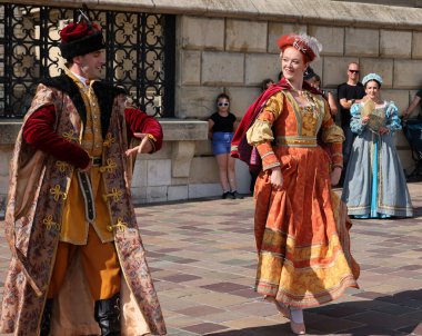 Krakow, Polonya - 27 Temmuz 2021: Performans - 22. Cracovia Danza Dans Festivali kapsamında Wawel Royal Castle 'da Cracovia Danza Ballet tarafından çanlar çalınırken 