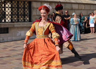 Krakow, Polonya - 27 Temmuz 2021: Performans - 22. Cracovia Danza Dans Festivali kapsamında Wawel Royal Castle 'da Cracovia Danza Ballet tarafından çanlar çalınırken 