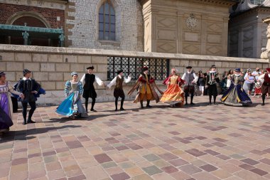 Krakow, Polonya - 27 Temmuz 2021: Performans - 22. Cracovia Danza Dans Festivali kapsamında Wawel Royal Castle 'da Cracovia Danza Ballet tarafından çanlar çalınırken 