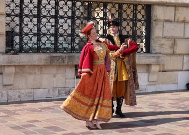 Krakow, Polonya - 27 Temmuz 2021: Performans - 22. Cracovia Danza Dans Festivali kapsamında Wawel Royal Castle 'da Cracovia Danza Ballet tarafından çanlar çalınırken 