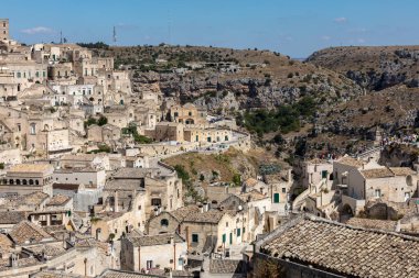 Matera, İtalya - 15 Eylül 2019: Matera şehrinin tarihi bir bölgesi olan Sassi di Matera 'nın tarihi mağara konutlarıyla tanınıyor. Basilicata. İtalya