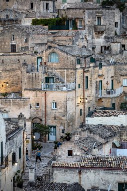 Matera, İtalya - 18 Eylül 2019: Matera şehrinin tarihi bir bölgesi olan Sassi di Matera 'nın tarihi mağara konutlarıyla tanınıyor. Basilicata. İtalya