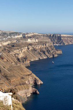 Yunanistan 'ın Santorini adasındaki Imerovigli köyünden Santorini kaldera kayalıklarının panoramik manzarası 