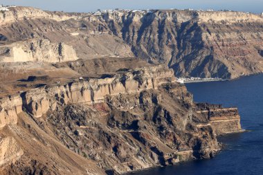 Yunanistan 'ın Santorini adasındaki Imerovigli köyünden Santorini kaldera kayalıklarının panoramik manzarası 