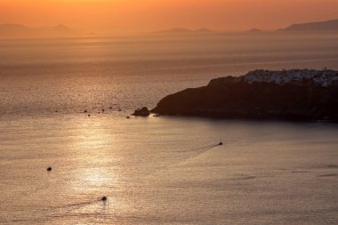 Imerovigli 'den görüldüğü gibi Santorini' nin üzerinde gün batımı. Cyclades, Yunanistan