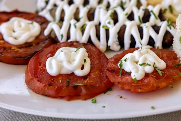 Smażone Souvlaki Grillowane Pomidory Typowy Pyszny Grecki Obiad Stylu — Zdjęcie stockowe