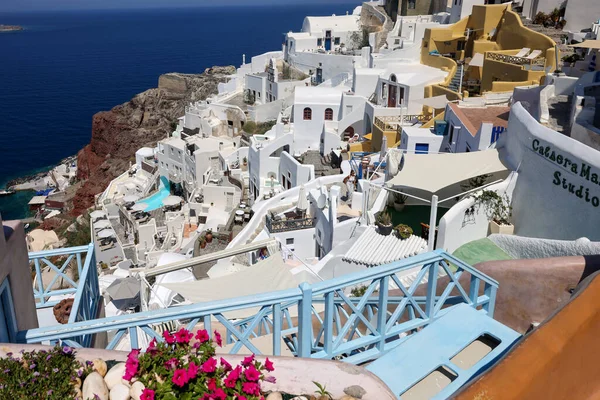 Oia Santorini Grécia Julho 2021 Casas Caiadas Branco Com Terraços — Fotografia de Stock