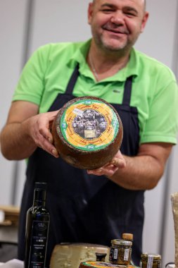 Cracow, Polonya - 5 Kasım 2021: Gastrofood 'daki büyük peynirler Pecorino - Krakow' daki yiyecek ve içecekler için ticaret fuarı. Polonya