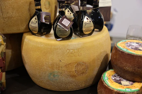 Cracovie Pologne Novembre 2021 Roue Entière Parmigiano Reggiano Fromage Vinaigre — Photo