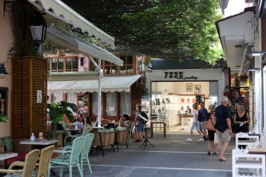 Rethymnon, Girit, Yunanistan - 18 Eylül 2021: Birçok küçük kafe ve mağazanın bulunduğu Eski Rethymnon Kasabası 'ndaki dar sokak