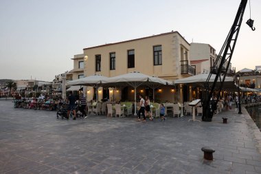 Rethymnon, Girit, Yunanistan - 18 Eylül 2021: Rethymnon 'daki Old Venedik Limanı' nda akşam saatlerinde Waterside restoranları. Girit, Yunanistan