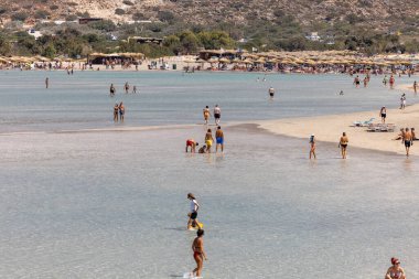 Elafonisi, Girit, Yunanistan - 19 Eylül 2021: Girit, Akdeniz 'deki Elafonisi' nin ünlü pembe mercan plajında dinlenen insanlar 