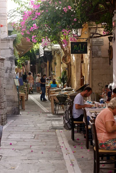 Rethymnon, Girit, Yunanistan - 18 Eylül 2021: Birçok küçük kafe ve mağazanın bulunduğu Eski Rethymnon Kasabası 'ndaki dar sokak