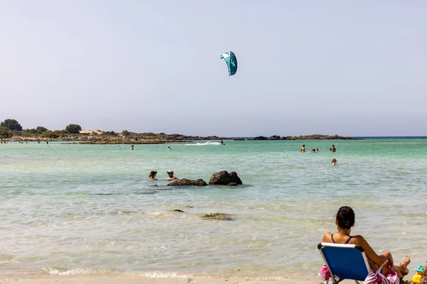 Elafonisi Kreta Griechenland September 2021 Menschen Entspannen Sich Berühmten Rosafarbenen — Stockfoto