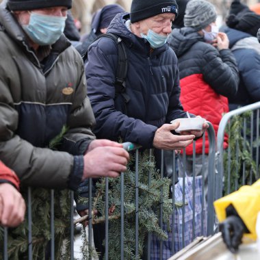 Krakow, Polonya - 19 Aralık 2021: Krakow 'daki ana meydandaki fakir ve evsizler için Noel arifesi. Covid salgınına rağmen Kosciuszko grubu Krakow 'daki açık havada en büyük arifeyi hazırlıyor.
