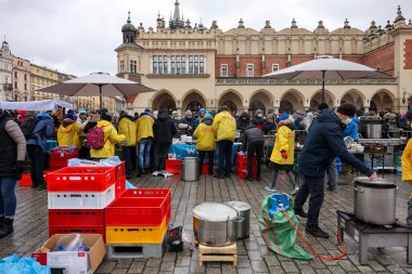 Krakow, Polonya - 19 Aralık 2021: Krakow 'daki ana meydandaki fakir ve evsizler için Noel arifesi. Covid salgınına rağmen Kosciuszko grubu Krakow 'daki açık havada en büyük arifeyi hazırlıyor.