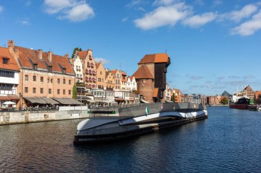 Gdansk, Polonya - 6 Eylül 2020 St The Spirit 'in Motawa Nehri üzerindeki Granary Adası' na dönen köprüsü .