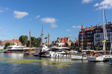 Gdansk, Polonya - 9 Eylül 2020: Gdansk marinasında sürat tekneleri ve yelkenliler. Polonya 