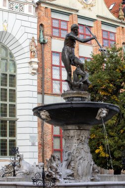  Gdansk 'taki Long Market Caddesi' ndeki Neptune Fountain. Polonya