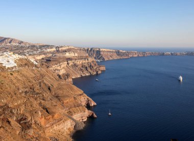 Yunanistan 'ın Santorini adasındaki Imerovigli köyünden Santorini kaldera kayalıklarının panoramik manzarası 