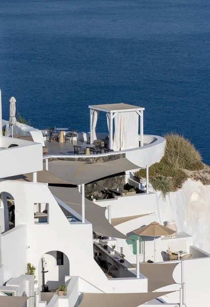 Oia Santorini Grecia Junio 2021 Casas Encaladas Con Terrazas Piscinas — Foto de Stock