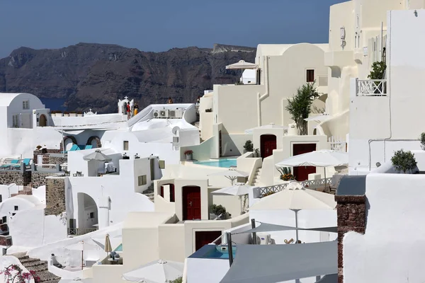 Oia Santorini Greece July 2021 Whitewashed Houses Terraces Pools Beautiful — Stock Photo, Image