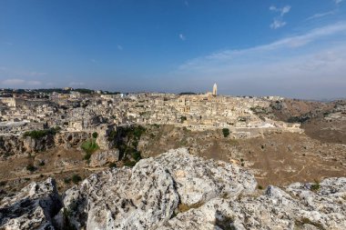 Sassi di Matera 'nın panoramik manzarası Matera şehrinin tarihi bir bölgesidir. Belvedere di Murgia Timone, Basilicata, İtalya' daki antik mağara evleri ile ünlüdür. 