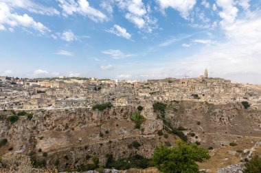 Sassi di Matera 'nın panoramik manzarası Matera şehrinin tarihi bir bölgesidir. Belvedere di Murgia Timone, Basilicata, İtalya' daki antik mağara evleri ile ünlüdür. 