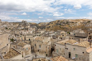 Sassi di Matera 'nın manzarası. Matera şehrinin tarihi bir bölgesidir. Eski mağara evleri ile ünlüdür. Basilicata. İtalya